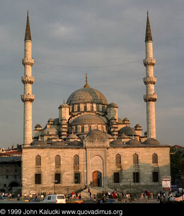 Photographs of notable mosques in Istanbul, Turkey.