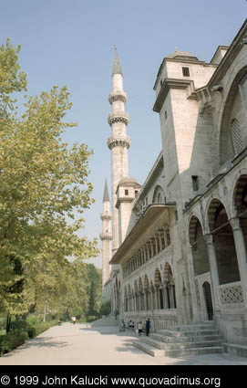 Photographs of notable mosques in Istanbul, Turkey.