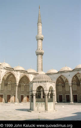 Photographs of notable mosques in Istanbul, Turkey.