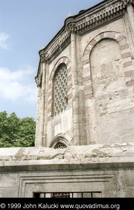 Photographs of notable mosques in Istanbul, Turkey.