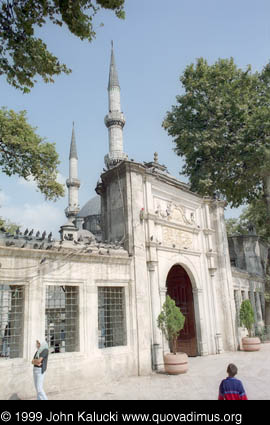 Photographs of notable mosques in Istanbul, Turkey.