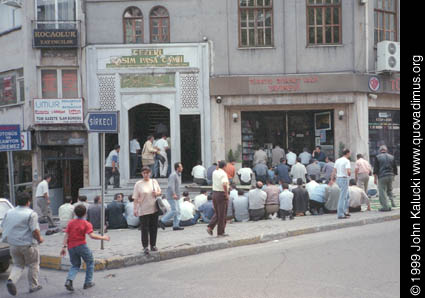 Photographs of notable mosques in Istanbul, Turkey.