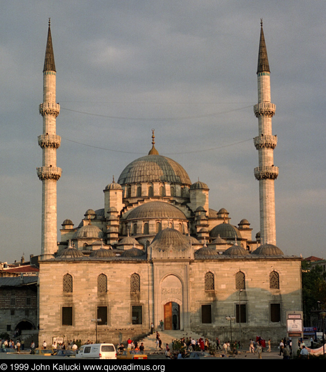 Photographs of notable mosques in Istanbul, Turkey.