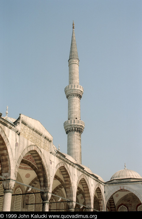 Photographs of notable mosques in Istanbul, Turkey.