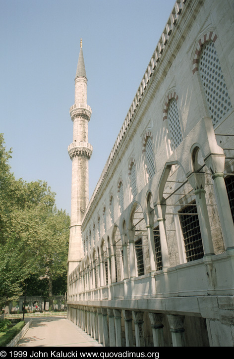 Photographs of notable mosques in Istanbul, Turkey.