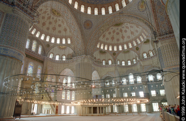 Photographs of notable mosques in Istanbul, Turkey.