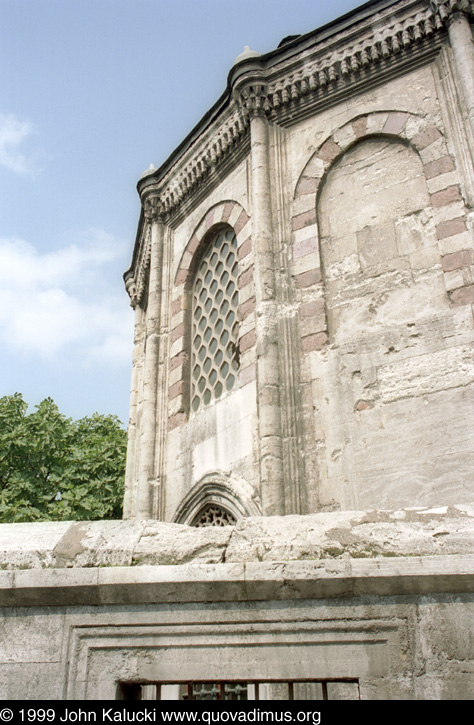 Photographs of notable mosques in Istanbul, Turkey.