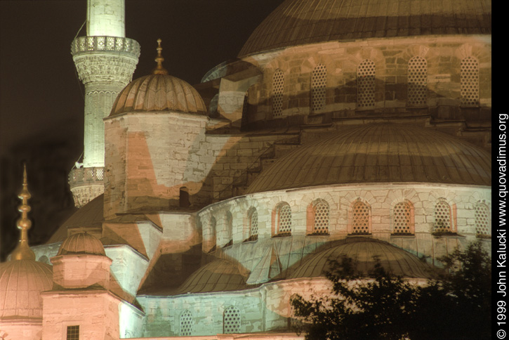 Photographs of notable mosques in Istanbul, Turkey.