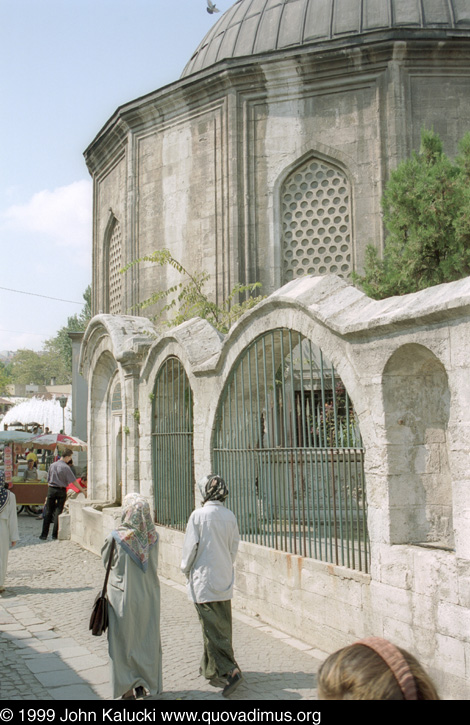 Photographs of notable mosques in Istanbul, Turkey.